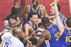 字母哥狂砍三双，雄鹿客场掀翻绿军，展现冠军底蕴。