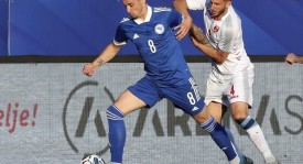 天王山对决！10人巴西主场2-1逆转阿根廷，内马尔独造两球