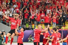 蓉城足球队夺冠：张玉宁鼓舞士气，成都蓉城跃居联赛榜首